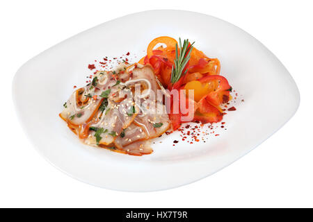 Oreilles de porc aux épices et le paprika sur plaque blanche, isolé sur fond blanc. Banque D'Images