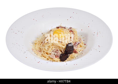 Spaghetti carbonara avec lard grillé, fromage et surmonté d'un oeuf sur le plat blanc isolé sur fond blanc. Banque D'Images