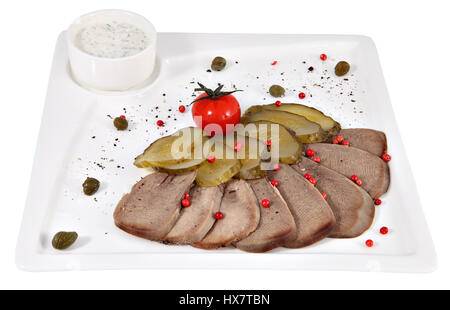 Langue de boeuf au raifort cuit sur un plat de service carré blanc, studio shot, isolé sur fond blanc. Banque D'Images