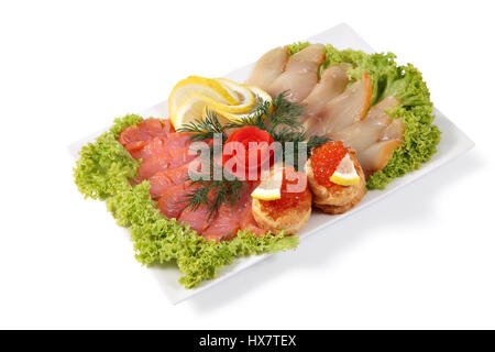 Assortiment de poisson sur une assiette, un ensemble de tranches de saumon fumé, salé et oeufs de saumon, l'esturgeon jaune isolé sur fond blanc. Banque D'Images