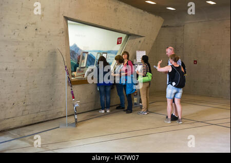 Les banlieusards l'achat de billets pour le funiculaire au congrès, Innsbruck, Autriche Banque D'Images