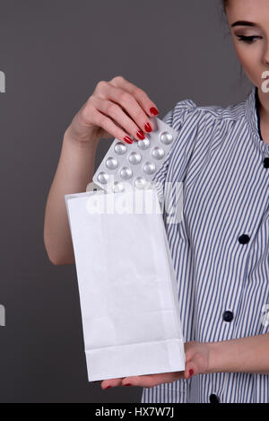 Nurse holding a blister de médicaments sur ordonnance Banque D'Images