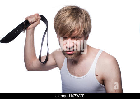 Homme en colère menace avec ceinture. Concept : La violence dans la famille. L'abus. Studio portrait isolé sur fond blanc Banque D'Images