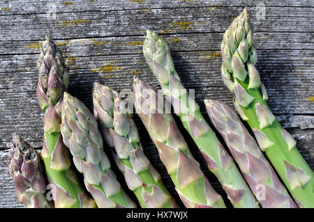 Bande d'asperge verte sur la vieille planche de bois Banque D'Images