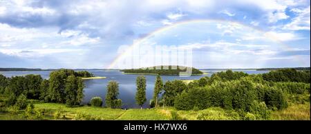 En été au cours de l'arc-en-Stroust Lake dans la région de Braslav du Bélarus. Image panoramique Banque D'Images