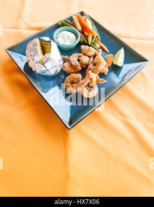 Crevettes des Caraïbes, pomme de terre au four et Légumes Banque D'Images