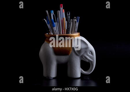 Papeterie créative porte-crayons et stylos éléphant still life Banque D'Images