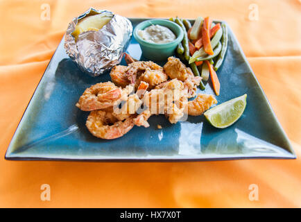 Crevettes des Caraïbes, pomme de terre au four et Légumes Banque D'Images