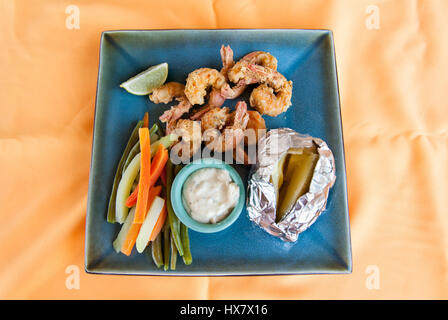 Crevettes des Caraïbes, pomme de terre au four et Légumes Banque D'Images