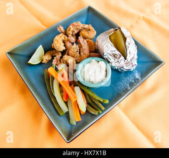 Crevettes des Caraïbes, pomme de terre au four et Légumes Banque D'Images