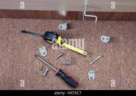 Acier inoxydable, supports et outils à main pour l'installation des meubles. Banque D'Images