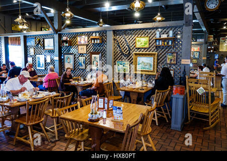 Stuart Florida, Cracker Barrel Old Country Store, restaurant restaurants restauration café cafés, intérieur, tables, salle à manger, décor, FL170221019 Banque D'Images