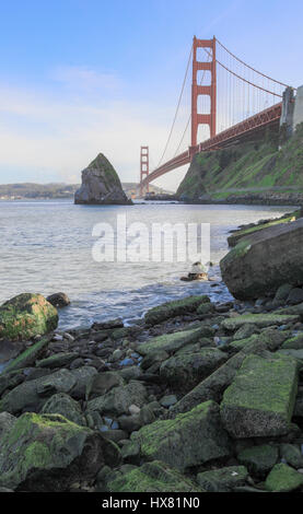 Le Golden Gate Bridge à Fort Baker. Banque D'Images