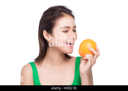 Modèle de beauté Girl Holding des tranches d'Orange et de rire, des émotions sur blanc. Banque D'Images