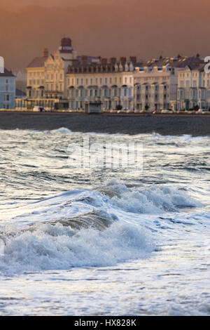 La célèbre ville côtière de Llandudno en Galles du Nord baigné de soleil de l'été le lever du soleil sur la baie que les vagues déferlent sur le rivage Banque D'Images