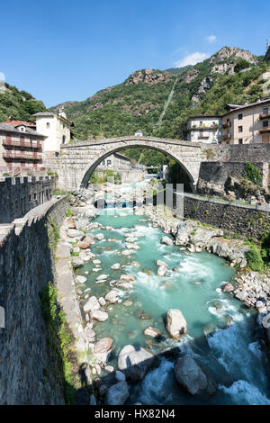 Rivière turquoise et vieux pont de pierre à Pont-Saint-Martin, de la vallée d'aoste, Italie du Nord, Alpes, Europe, UNION EUROPÉENNE Banque D'Images