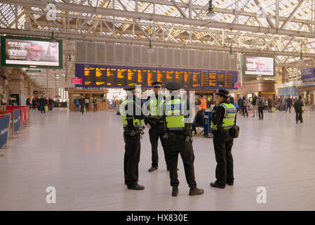 L'intérieur de la gare centrale de Glasgow se serrent le terrorisme de la police Banque D'Images