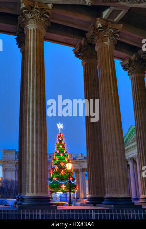 Saint-pétersbourg, Russie - 15 décembre 2015 : Noël dehors près de la Cathédrale de Kazan dans la soirée l'éclairage. Banque D'Images