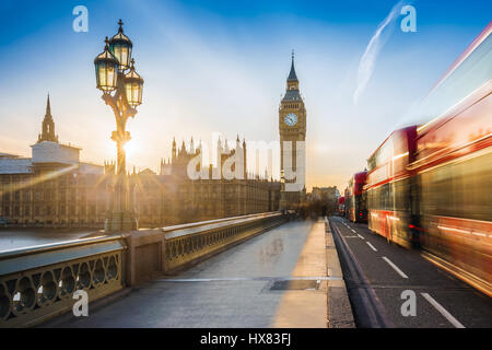 Londres, Angleterre - l'emblématique Big Ben et les chambres du Parlement avec un lampadaire et déménagement célèbre rouge double-decker bus sur le pont de Westminster du su Banque D'Images