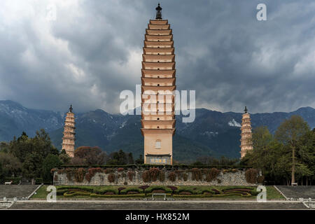 Trois Pagodes du temple Chongsheng, près de la vieille ville de Dali, Yunnan Province, China. Banque D'Images