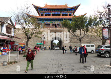 Dali, Chine - Mars 19, 2017 : Avis d'un la porte principale et les touristes dans la vieille ville de Dali dans le Yunnan, l'ancien royaume de Nanzhao Banque D'Images