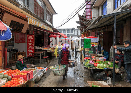 Dali, Chine - le 19 mars 2017 : marché dans une rue étroite de la vieille ville de Dali dans le Yunnan, l'ancien royaume de Nanzhao Banque D'Images