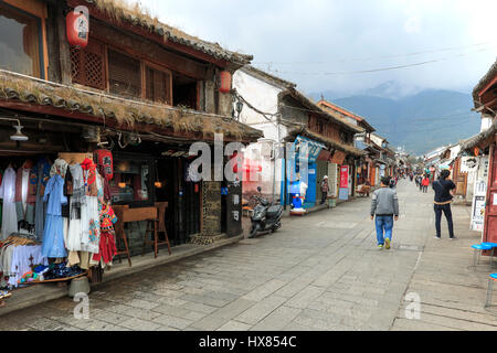 Dali, Chine - le 19 mars 2017 : vue sur une rue étroite et touristes dans la vieille ville de Dali dans le Yunnan, l'ancien royaume de Nanzhao Banque D'Images