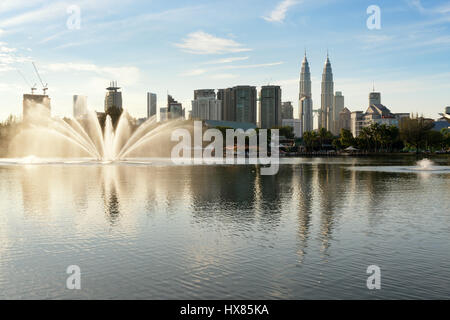 Kuala Lumpur skyline et fountation au parc Titiwangsa à Kuala Lumpur. La Malaisie. Banque D'Images