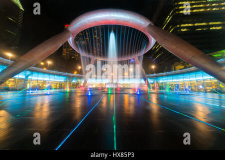 Spectacle de fontaine à fontaine de Richesse à Singapour Suntec Tower. Fontaine de la richesse est plus grande fontaine en Singapour. Banque D'Images