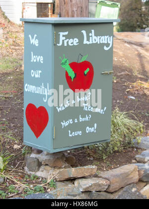 Baltimore, MD, USA - 8 décembre, 2016 : petite communauté free library situé dans un quartier de Baltimore du côté ouest. Banque D'Images