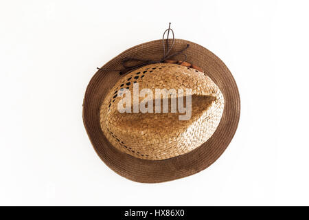 Chapeau de paille rétro-trilby, isolé sur fond blanc, close-up. Banque D'Images