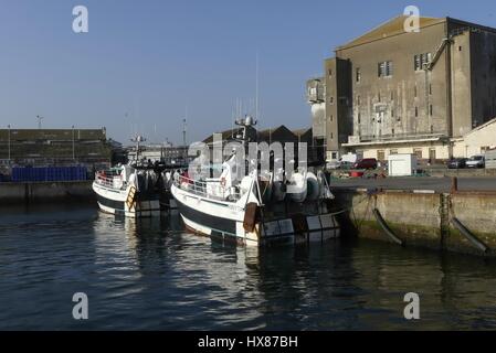 Lorient, France - 25 mars 2017 : les bateaux de pêche amarrés au quai chalutier Keroman, Lorient, France. Banque D'Images