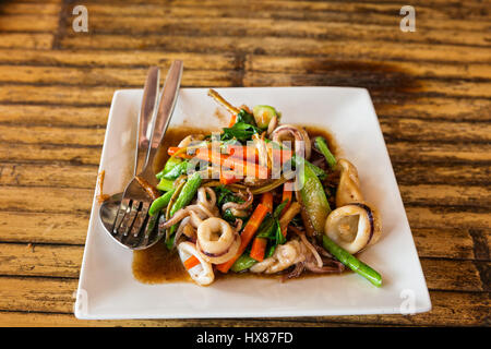 Sur la table en bois plaque chaude avec squid légumes. Banque D'Images