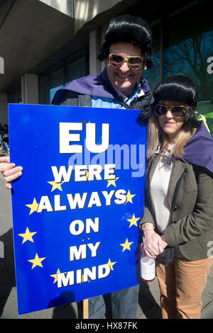 S'unir pour l'Europe sur Mars 25 Mars 2017 , , Londres. Un couple porter des perruques Elvis et tenir une pancarte indiquant "Elvis ue étaient toujours sur mon esprit'. Banque D'Images