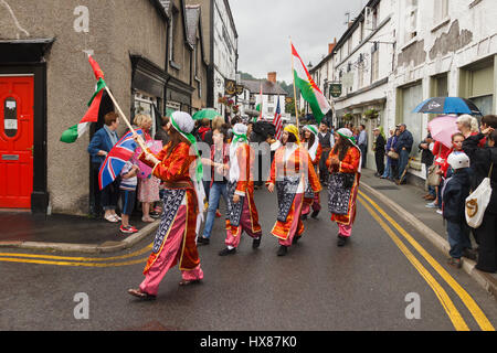 Les artistes interprètes ou exécutants kurde en costumes traditionnels dans la street parade au début de l'Eisteddfod musical international annuel à Llangollen Banque D'Images