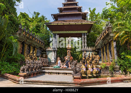 Jeune couple de touristes debout à l'entrée du temple de Thaïlande Banque D'Images