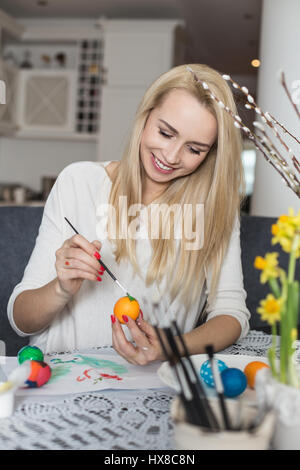 Belle jeune femme peindre des oeufs de pâques. Accueil agréable atmosphère. Easter Banque D'Images