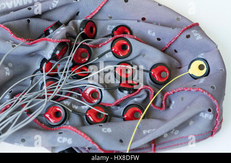 Électrodes sur une interface (BCI) électroencéphalogrammes afin de capot qui est utilisé pour traduire l'activité du cerveau en signaux que le contrôle d'un ordinateur dans un laboratoire de neurosciences Banque D'Images