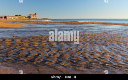 Une vue sur la plage et le château de Santa Severa, au nord de Rome, Italie Banque D'Images