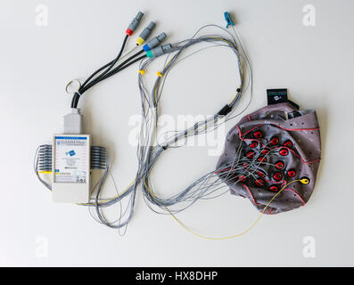 Électrodes et l'amplificateur d'une interface (BCI) électroencéphalogrammes afin de capot qui est utilisé pour traduire l'activité du cerveau en signaux que le contrôle d'un ordinateur dans un laboratoire de neurosciences Banque D'Images