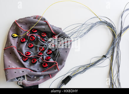 Électrodes sur une interface (BCI) électroencéphalogrammes afin de capot qui est utilisé pour traduire l'activité du cerveau en signaux que le contrôle d'un ordinateur dans un laboratoire de neurosciences Banque D'Images