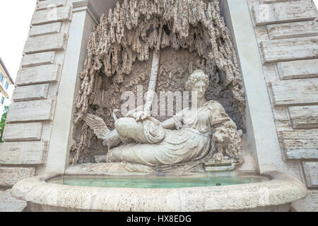 Fontaine Renaissance statue représentant Junon déesse du mariage, grossesse et accouchement, protecteur de l'État, symbole de la fidélité à Rome, Italie. Banque D'Images
