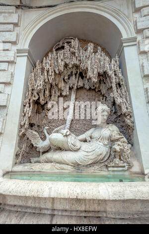 Fontaine Renaissance statue représentant Junon déesse du mariage, grossesse et accouchement, protecteur de l'État, symbole de la fidélité à Rome, Italie. Banque D'Images