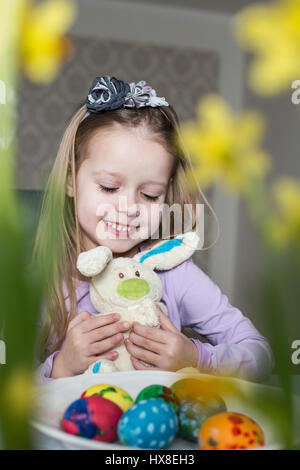 Smiling cute child avec oeufs de pâques et en peluche bunny. Pâques. Pâques, vacances d'enfants et la notion Banque D'Images