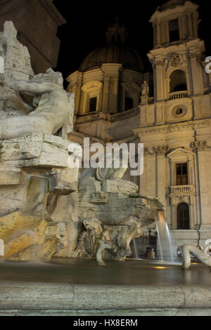 La Fontana dei quattro fiumi par Bernini, à la place Navona, une des places les plus connues de Rome, Italie. Banque D'Images