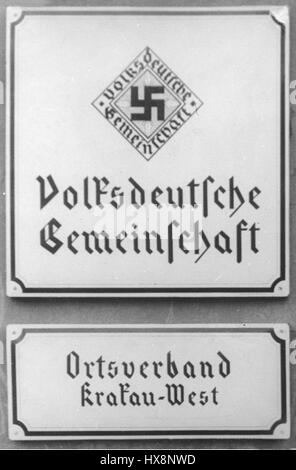Volksdeutsche Gemeinschaft se réfère à l'organisation des Allemands de souche vivant en dehors de l'Allemagne. Le groupe visait à maintenir des liens culturels et à soutenir le bien-être des Allemands de souche dans divers pays, en particulier pendant les périodes de tension politique en Europe. Banque D'Images
