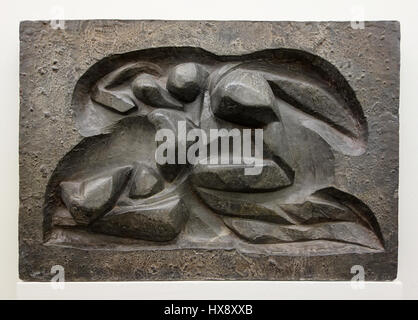 'Amants' de Raymond Duchamp-Villon est une sculpture conservée au Musée des Beaux-Arts de Rouen. L’œuvre explore les thèmes de l’amour et de la connexion humaine, en utilisant des formes dynamiques pour capturer l’intimité entre les deux figures. Banque D'Images