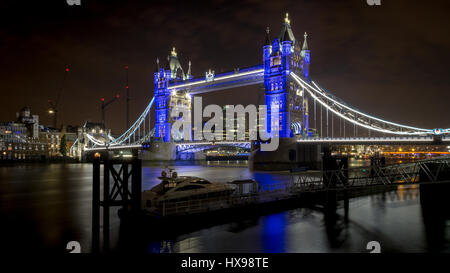 Tower Bridge illuminé bleu royal pour la naissance du Prince George, célébration de la Famille royale Banque D'Images