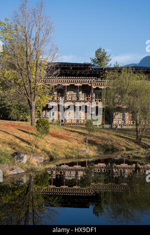 Le Bhoutan, Paro. Hôtel Zhiwa Ling (aka Zhiwaling) Hôtel 5 étoiles, situé à la base de l'Himalaya. Banque D'Images