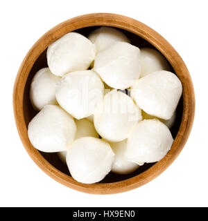 Les petites boules de mozzarella dans bol en bois. Sud blanc frais fromage italien à base de lait par la méthode de pâte filée, également appelé bambini bocconcini. Banque D'Images